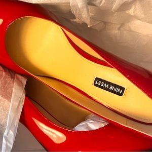 NEW NINE WEST Red patent shoes IN BOX